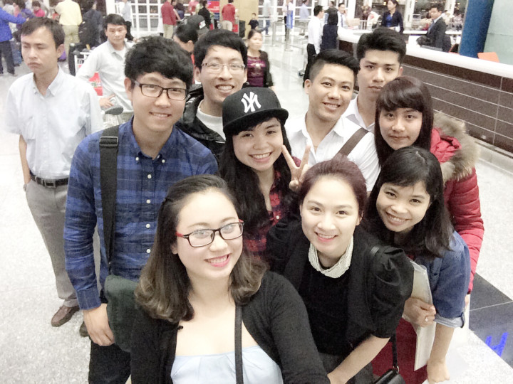 CHIA TAY HỌC SINH TẠI SÂN BAY NỘI BÀI